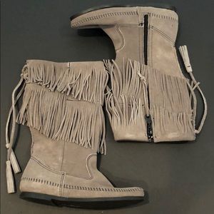 NWOT Minnetonka 2 Layer Fringe Calf Boots Size 6